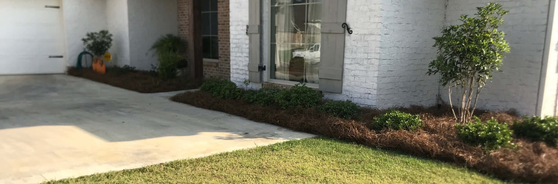 Pinestraw Flowerbeds Misssissippi residential landscaping